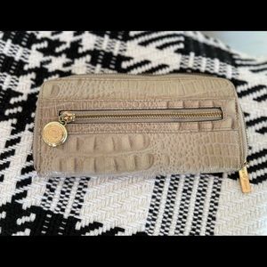 Ladies Ann Klein faux crocodile skin creamy beige leather. Gold zipper/trim.